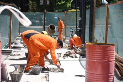La Plata: Avanzan los trabajos de renovación de veredas en Avenida 7