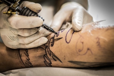 Bahía Blanca: Dictarán cursos de salud destinados a tatuadores y colocadores de piercing