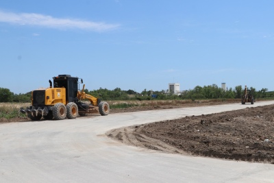 Ensenada: Avanza la obra de asfaltado en la extensión del Camino Néstor Kirchner.