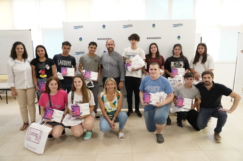 Baradero: Entregan más de 100 tablets a estudiantes bajo el programa “Conectando con Vos”
