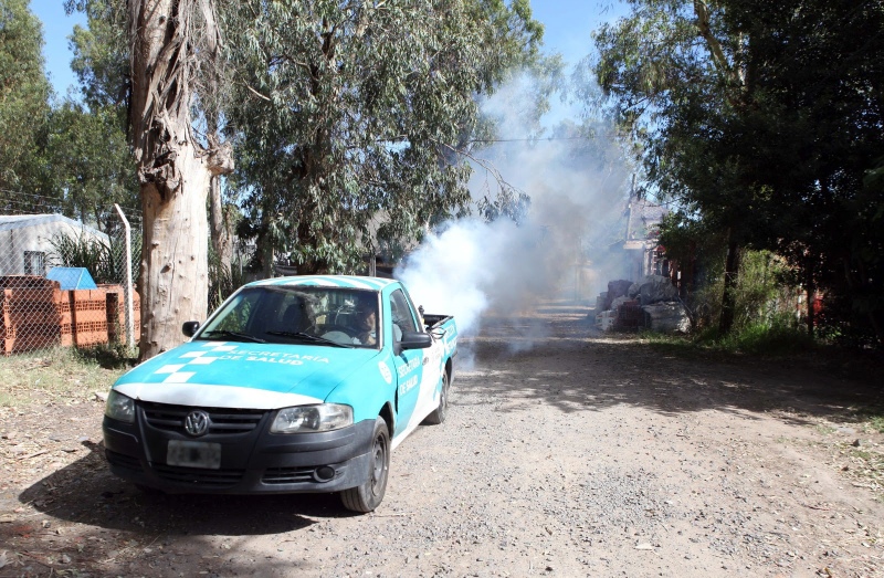 La Plata: Se intensifican las tareas de fumigación contra el Dengue, concientización y descacharreo en los barrios